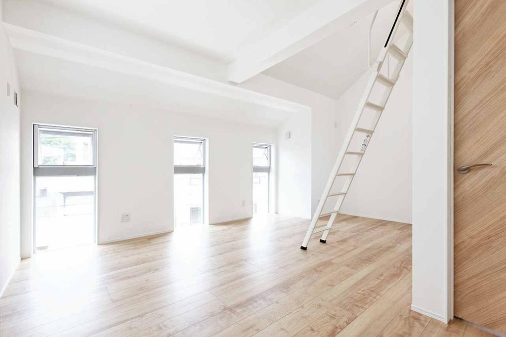 Non-living room. Future partition can be Western-style according to the family structure.