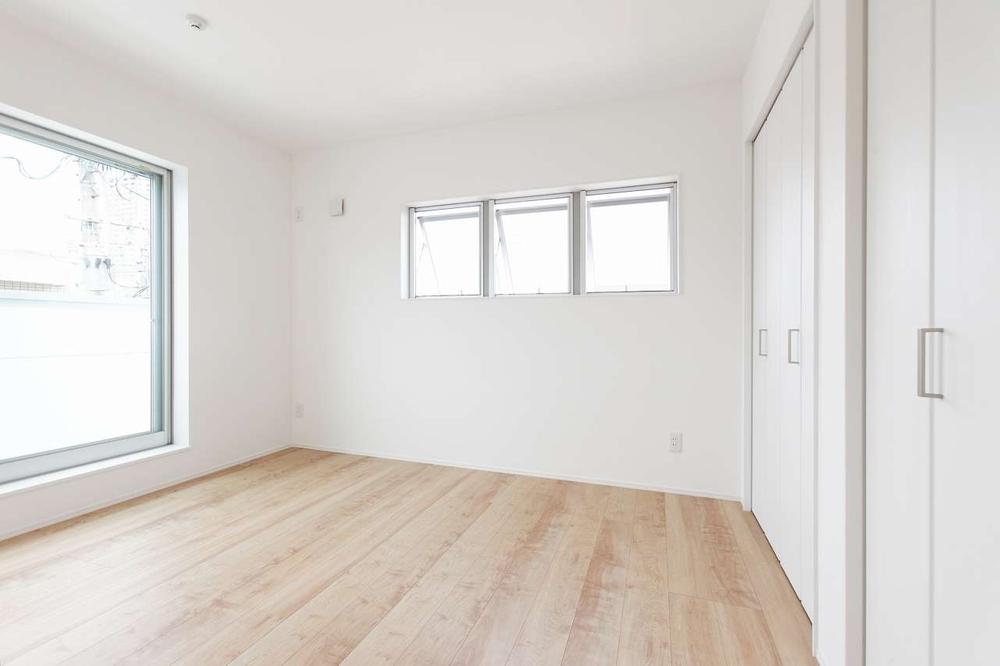Non-living room. Master bedroom with a bright and airy, There is a large closet in the wall-to-wall, Widely available with comfortable rooms.