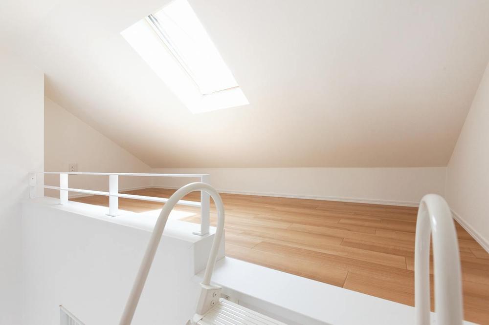 Non-living room. 3m × 1.2m of loft for storage, Handy to bet.
