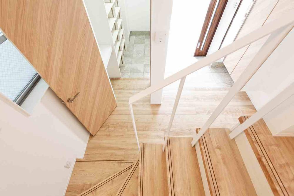 Entrance. Entrance of the large storage features. Use the iron railing of the white of the natural impression on stairs.