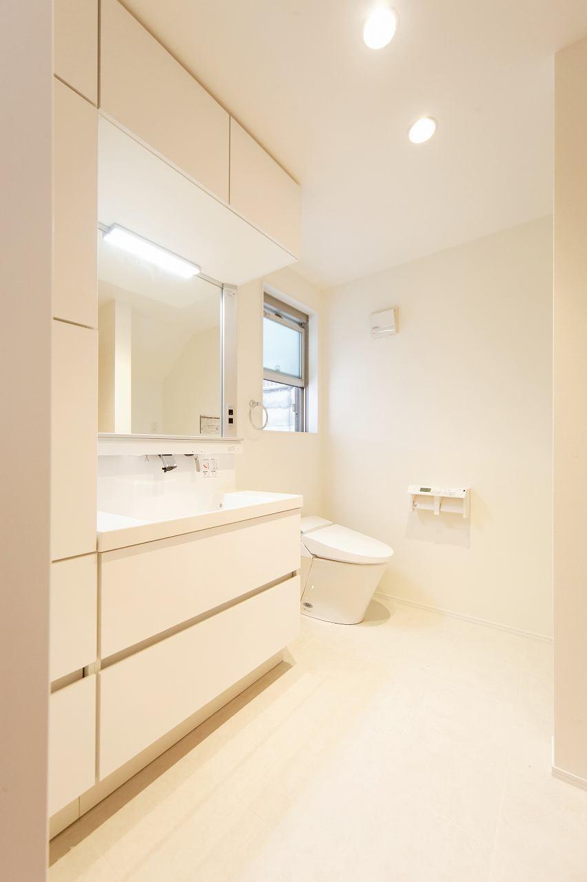 Wash basin, toilet. Large vanity.