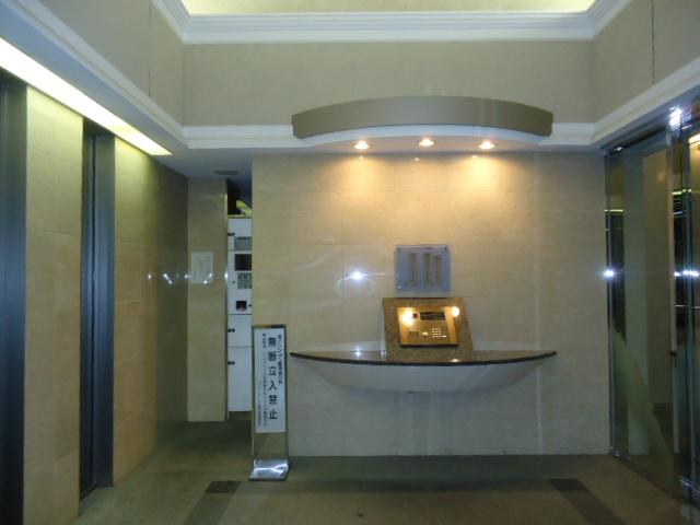 Entrance. Common areas