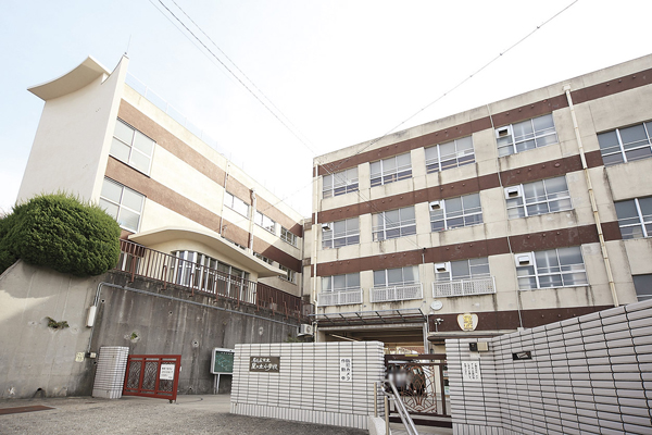 Surrounding environment. Hoshigaoka elementary school (2-minute walk ・ About 90m)