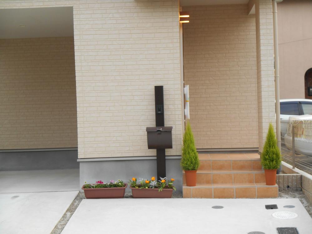 Local appearance photo. Flowers were decoration. Entrance porch.
