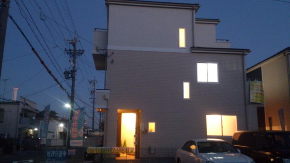 Local appearance photo. Appearance lit light.