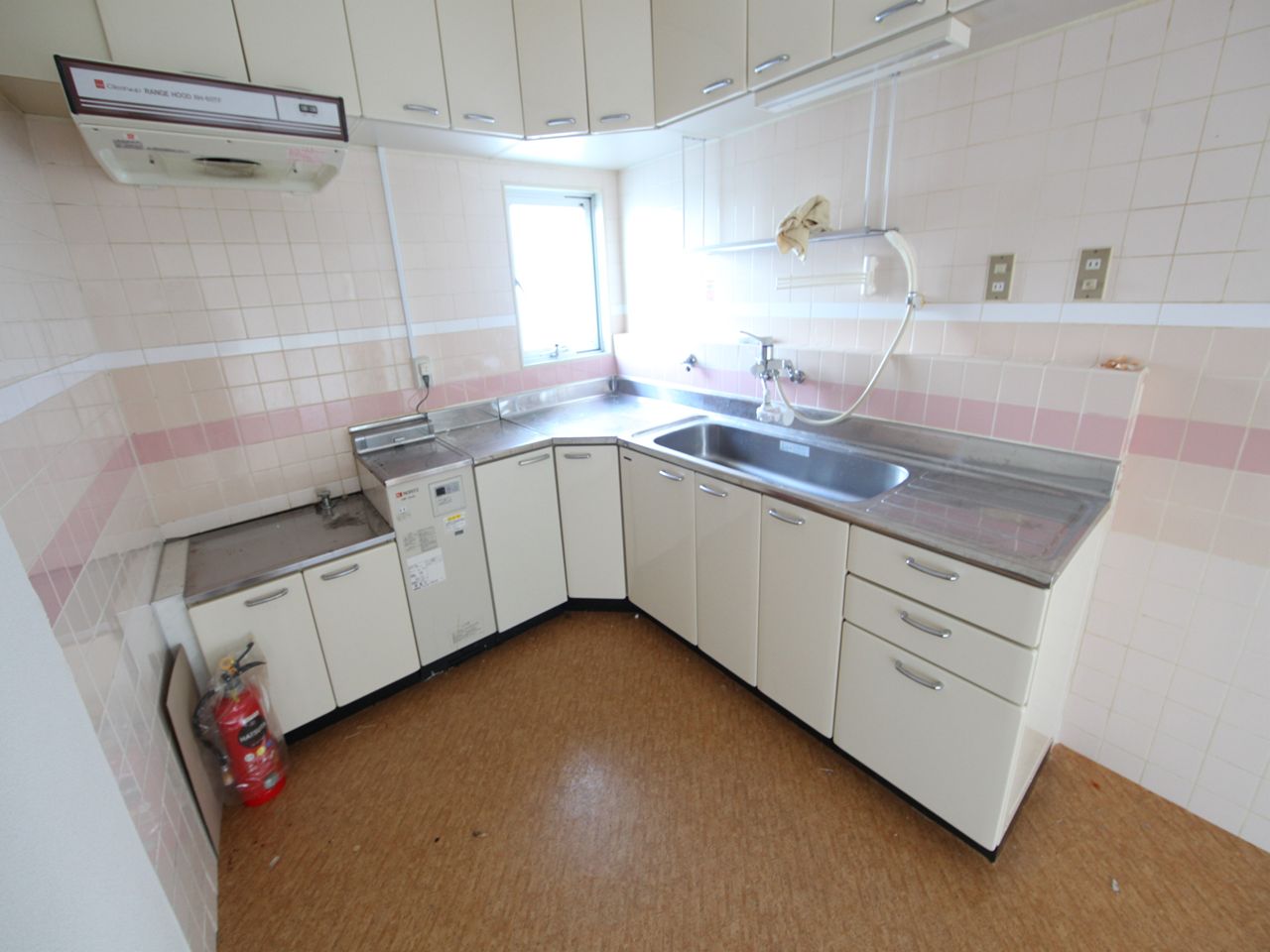 Kitchen. L-shaped kitchen (gas two-burner stove installation Allowed)