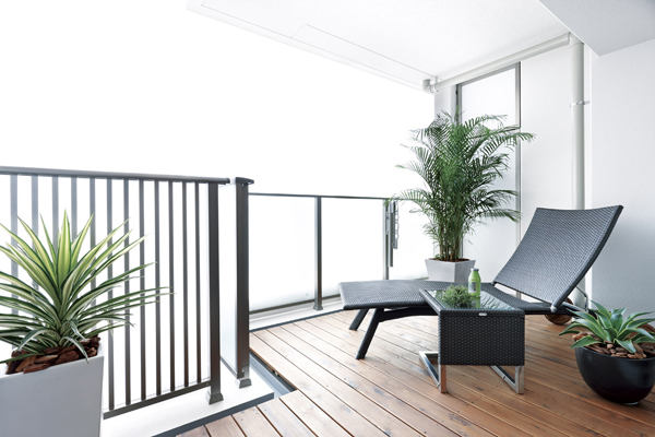 balcony ・ terrace ・ Private garden.  [balcony] There is a depth, Also, for example, when you wash your shoes and gardening supplies have convenient slop sink is installed (combining the sky to N type model room. In fact a slightly different)
