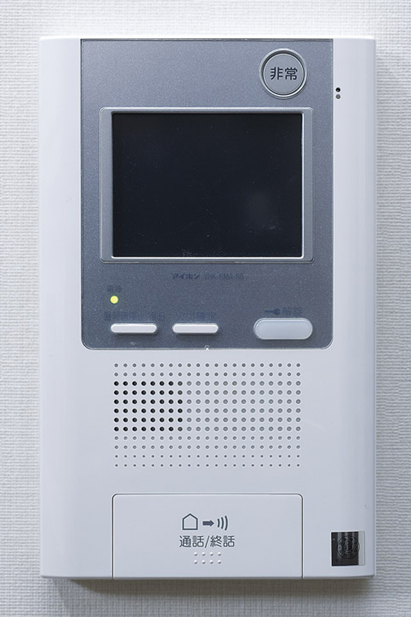 Security.  [Color monitor with intercom] You can see the visitors of the voice and face of the entrance from the TV monitor in the dwelling unit. Also, It informs the danger information of the dwelling unit, such as a fire (same specifications)