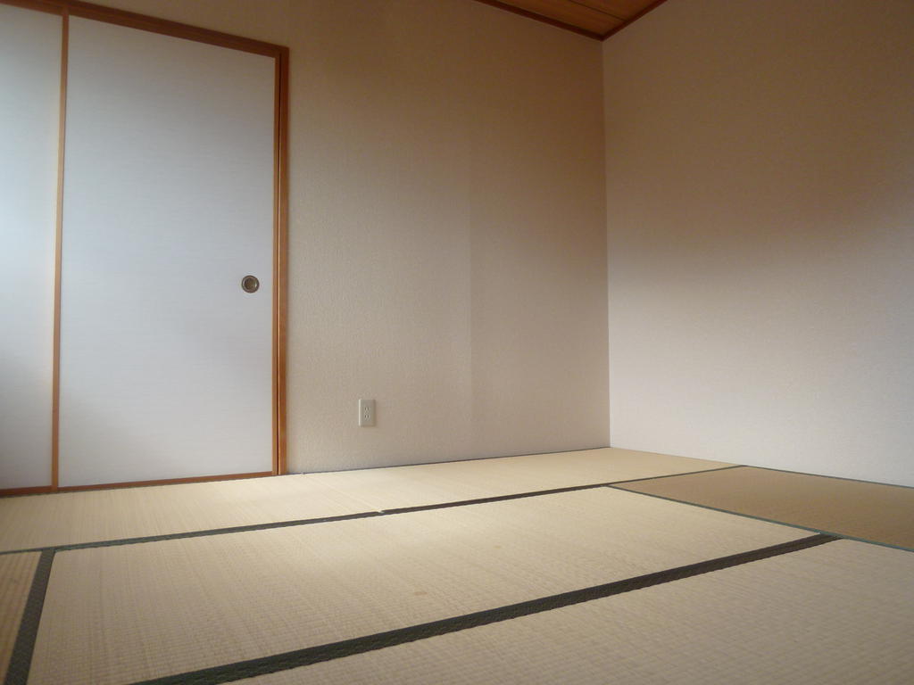 Other room space. Japanese-style room 6 quires There is storage space