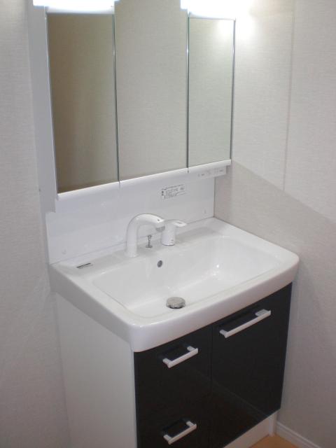 Wash basin, toilet. Interior Building E