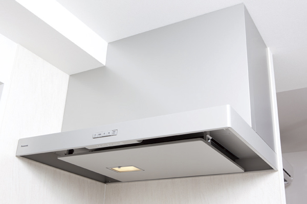 Kitchen.  [Rectification Backed range hood] And the current plate is disposed in the suction opening, And strong suction and soot at the time of cooking. Also, Cleaning is also easy (same specifications)