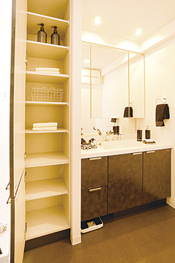 Bathing-wash room.  [Linen cabinet] Linen cabinet can be stored together, such as bath goods and cosmetics, It has been standard equipment in all households (same specifications)