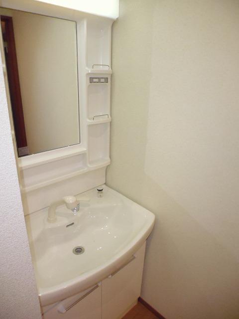 Wash basin, toilet. 2013.12.5 shooting