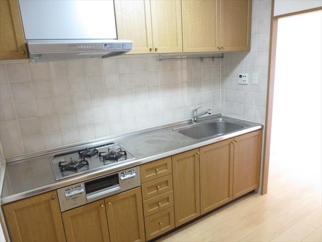 Kitchen. Glass top stove, Range food, Water faucet is replaced..