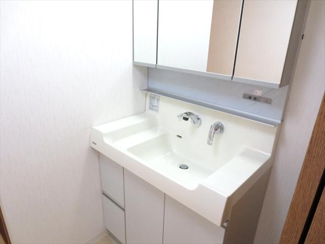 Wash basin, toilet. Wash basin designed to be used comfortably.