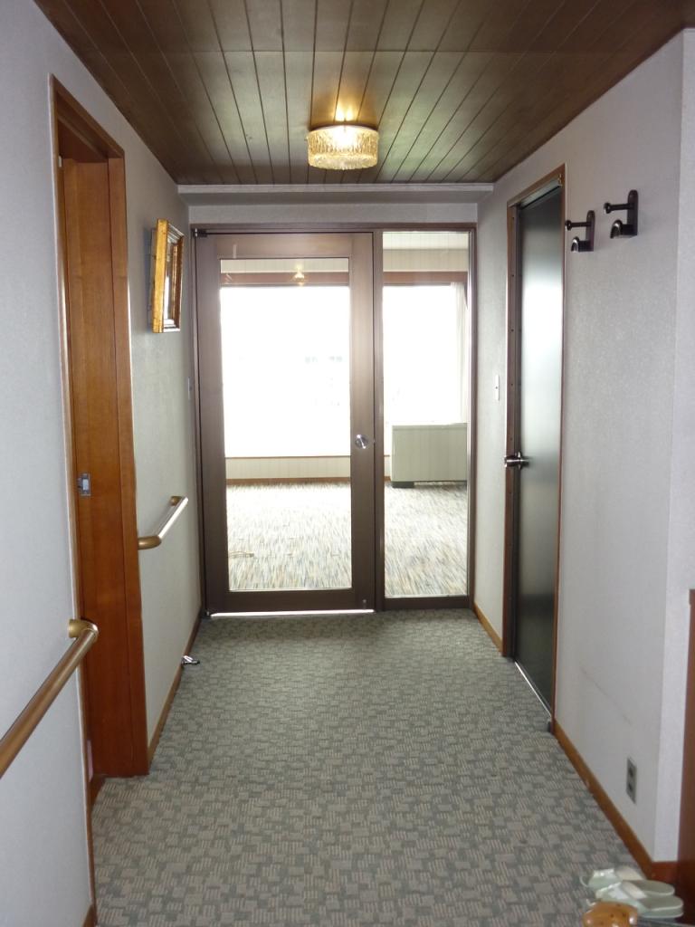 Other introspection. Light of the sun will rain down gently in the hallway!