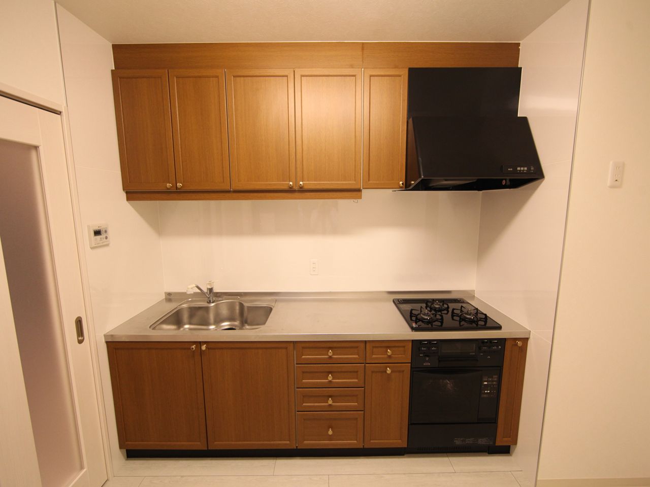 Kitchen. System Kitchen (3 burners gas stove ・ grill ・ With oven)