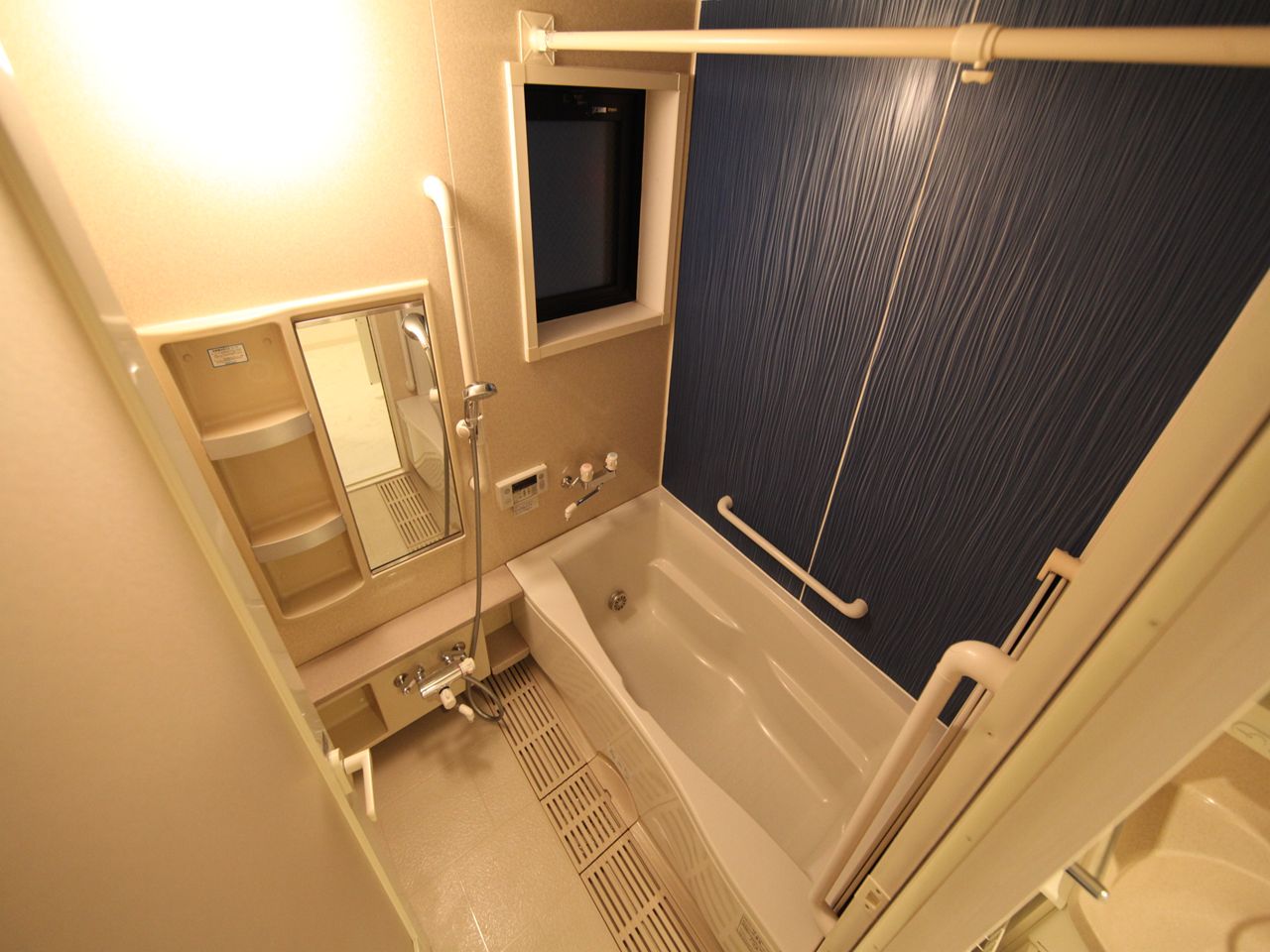 Bath. Bathroom With a small window (ventilation good)