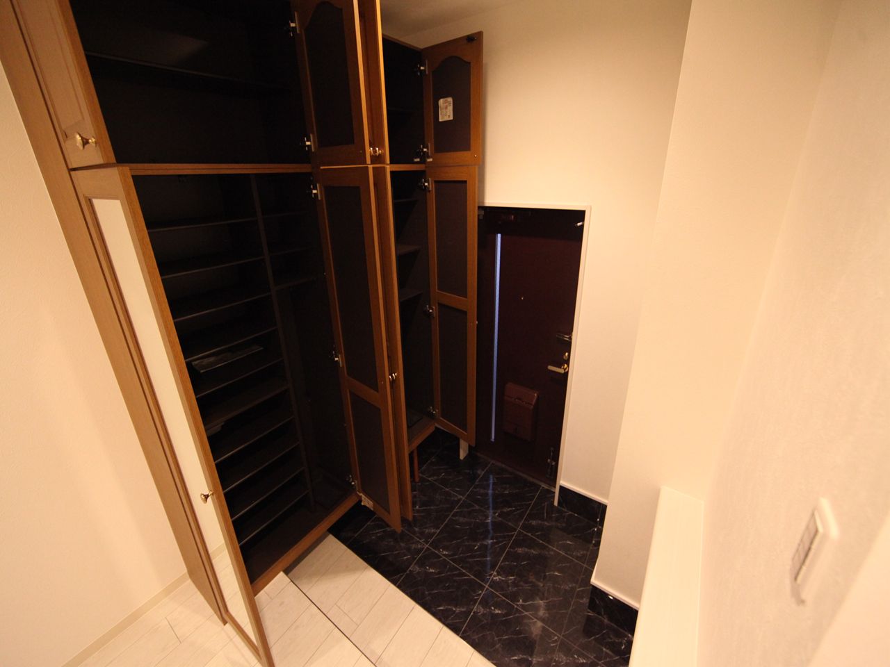 Entrance. Entrance Shoe box (storage enhancement)