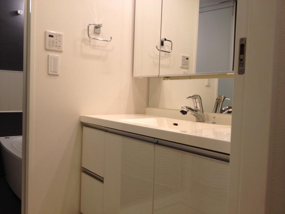 Wash basin, toilet. Storage room