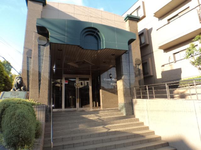 Entrance. Common areas