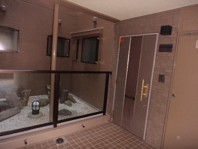 Entrance. Local (11 May 2013) Shooting