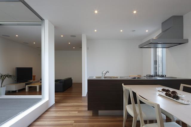 Kitchen. 6 Pledge of deck space facing the Pledge LDK20. Without having to worry about the line of sight from the outside, your family, You can enjoy, such as friends and BBQ party. Installing the embedded speakers in the living room ceiling. Enjoy your favorite movies with powerful sound.