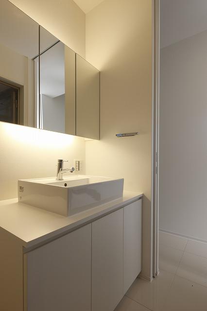 Wash basin, toilet. Ah quiche gallery original vanity. There is also a storage capacity, It mounted indirect lighting will improve the reflection on the triple mirror up and down.