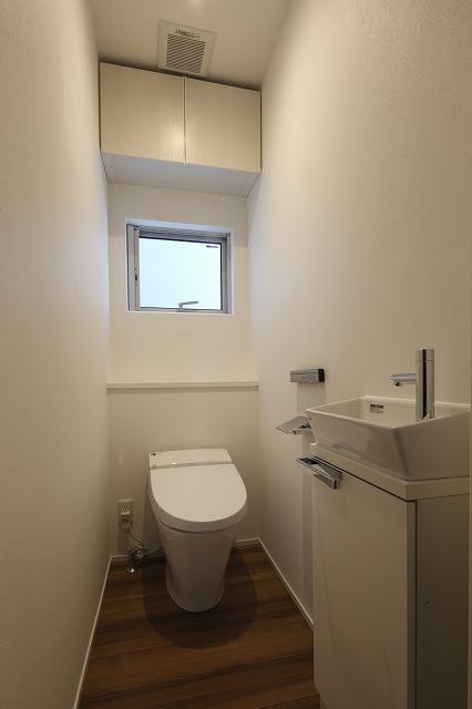 Toilet. High-performance tankless toilet. Also sticking to the remote control, The Company has adopted the Institute click the remote control.