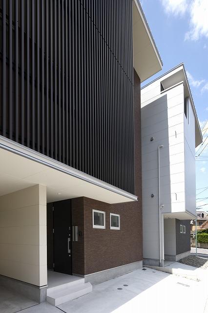 Local appearance photo. A beautiful combination of aluminum louver and tile. Entrance door has adopted a touch less key system.