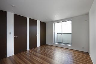 Other introspection. Also adopted the joinery of the same 2m40 and the height of the ceiling at the entrance and the storage door of Western-style.