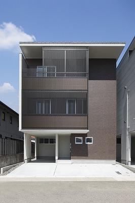 Local appearance photo. Adoption of a strong aluminum louver to corrosion consider the maintenance. Also features that are less degradation due to aging compared to the wood or iron.