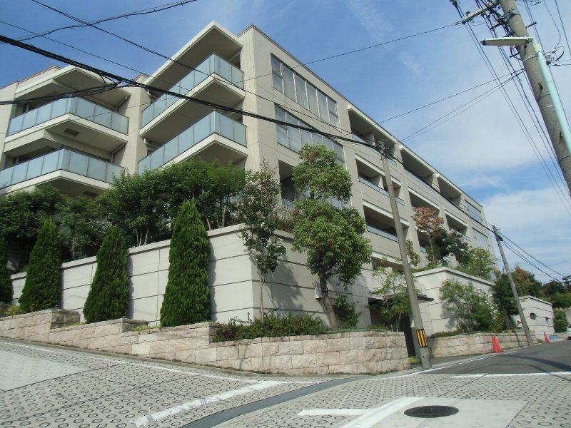 Local appearance photo. Local (September 2013) Shooting Low-rise apartment nestled in the first kind low-rise exclusive residential area