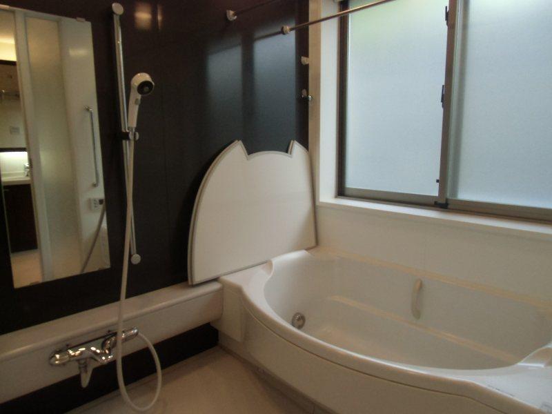 Bathroom. Indoor (September 2013) Shooting Bright and there is a large window in the bathroom, You can well ventilated.