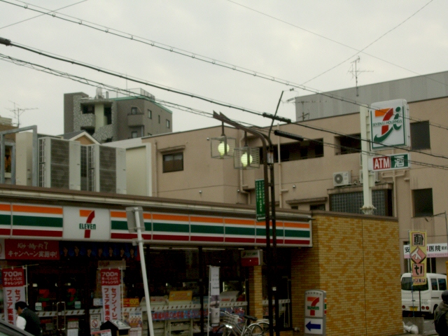 Convenience store. Seven-Eleven (convenience store) to 350m