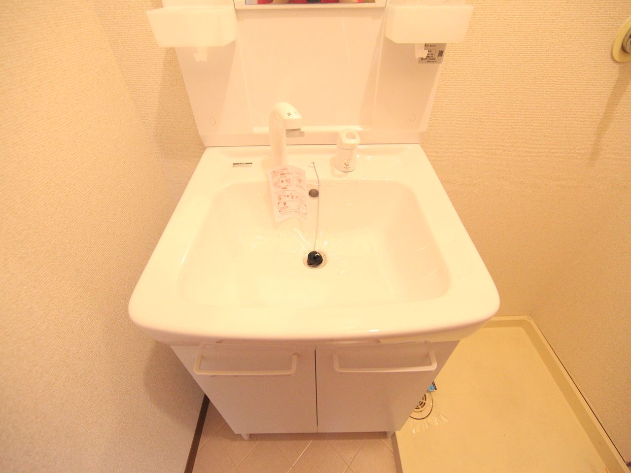 Washroom. Independent wash basin (shampoo dresser)