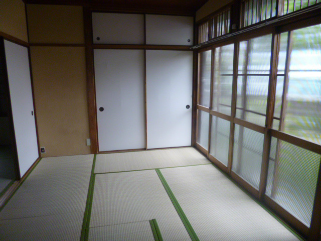 Living and room. There is a tea of ​​the furnace to the Japanese-style room!