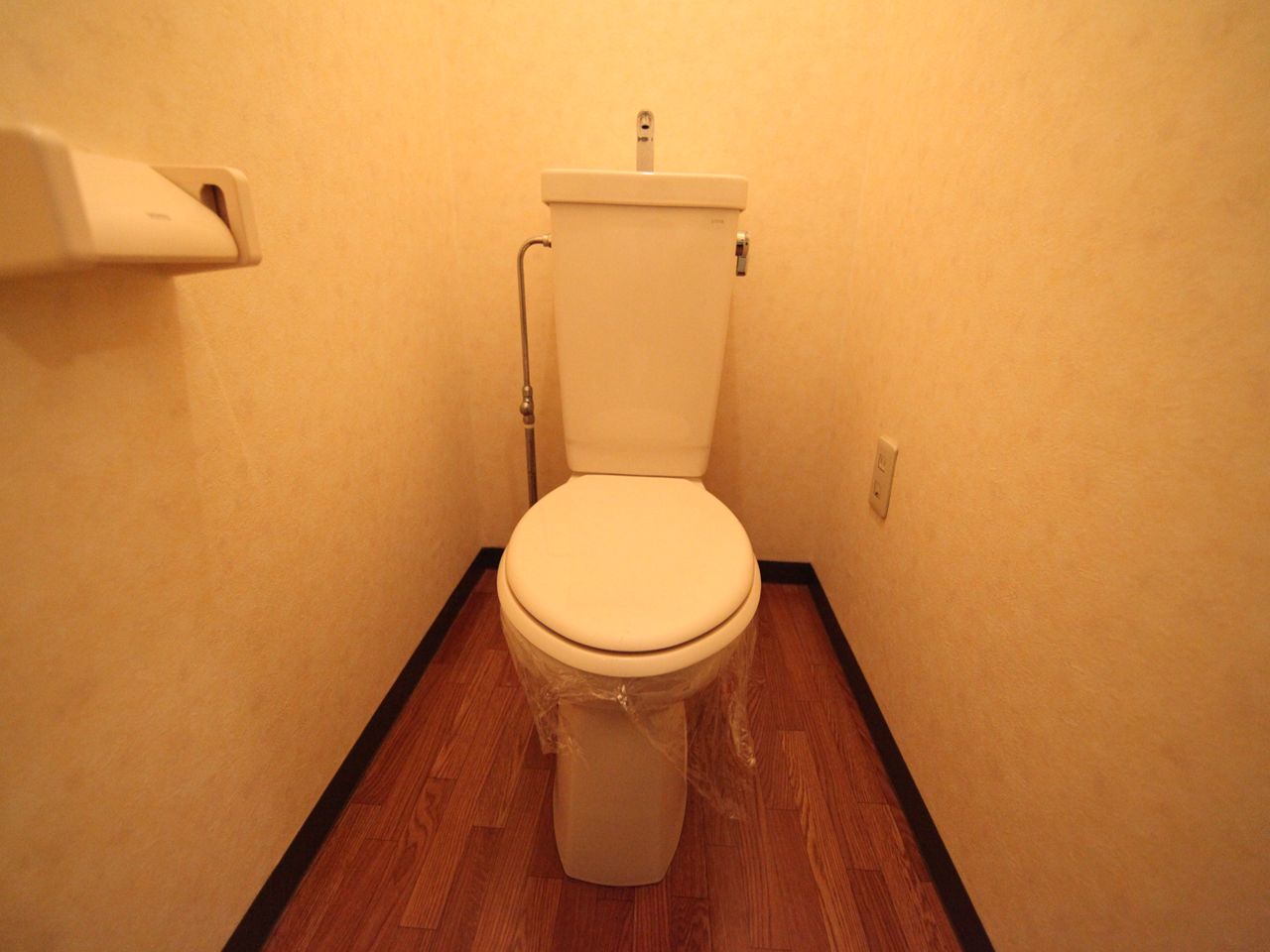 Toilet. Western-style toilet (warm water washing toilet seat installation Allowed)