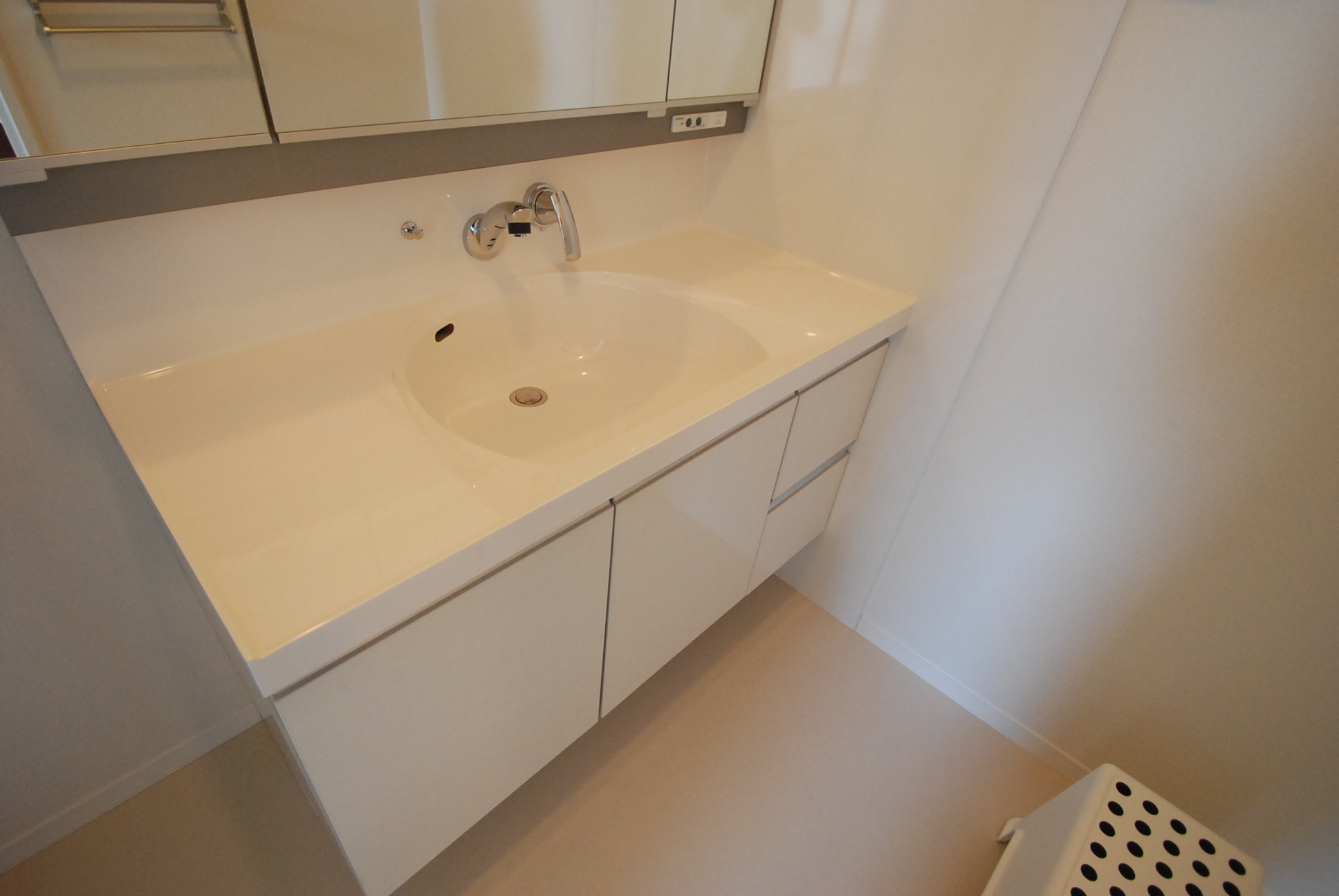 Washroom. Wash basin