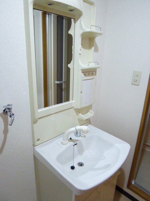 Washroom. Independent wash basin (with shampoo dresser)