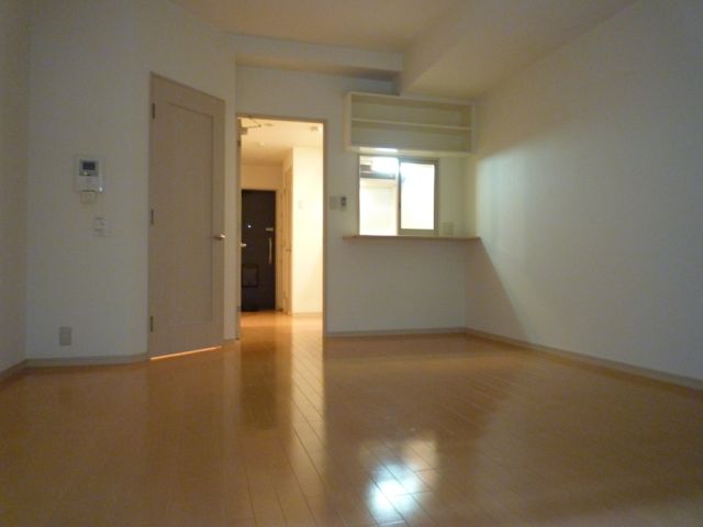 Living and room. 10 Pledge of Western-style. Counter kitchen looks nice. 