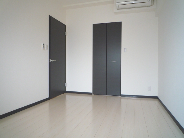 Living and room. There is a walk-in closet ☆ 