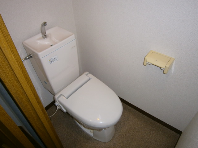 Toilet. Toilet seat mounting Allowed with cleaning function because there is a power outlet.