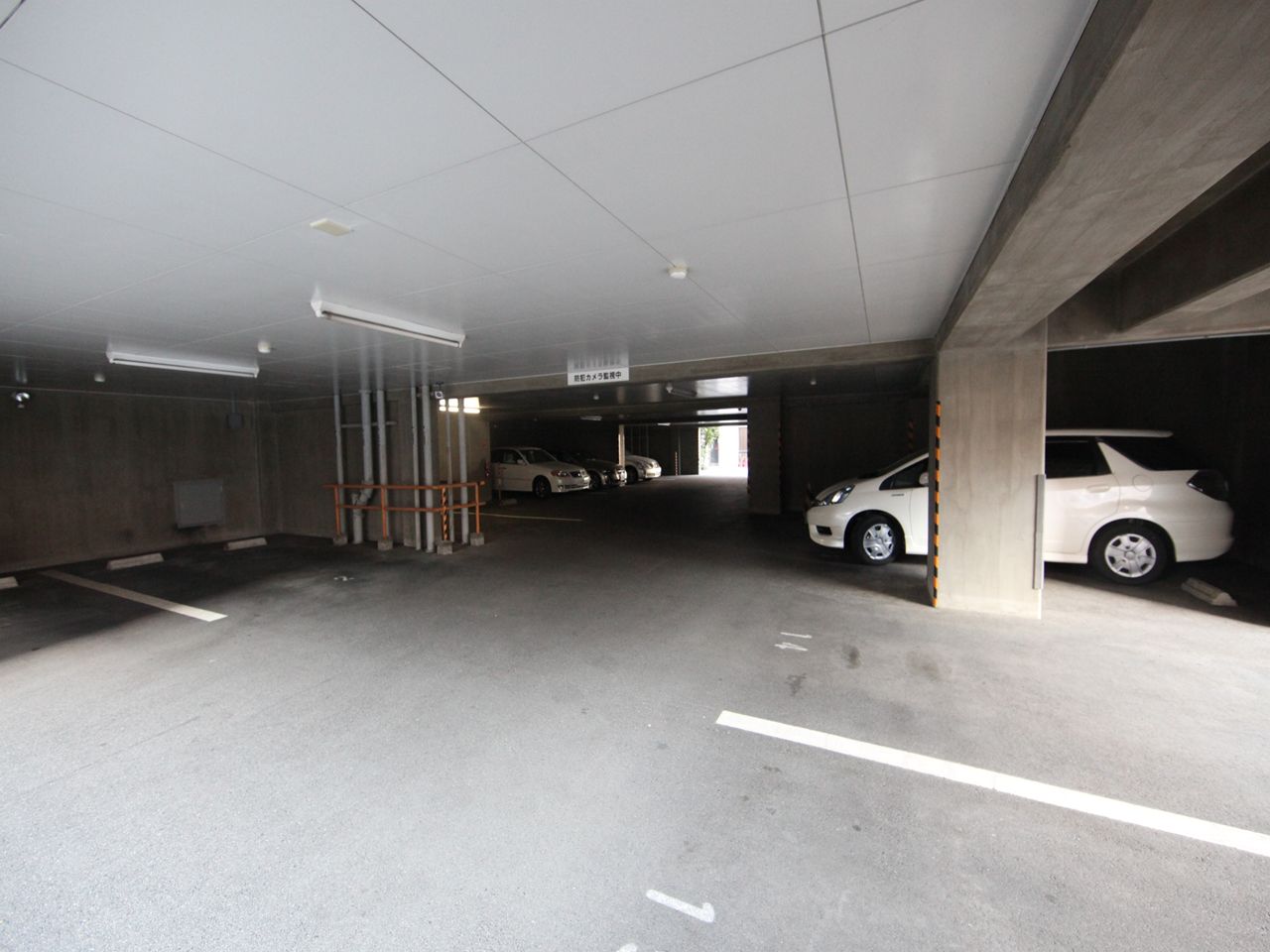 Parking lot. On-site flat 置駐 car park