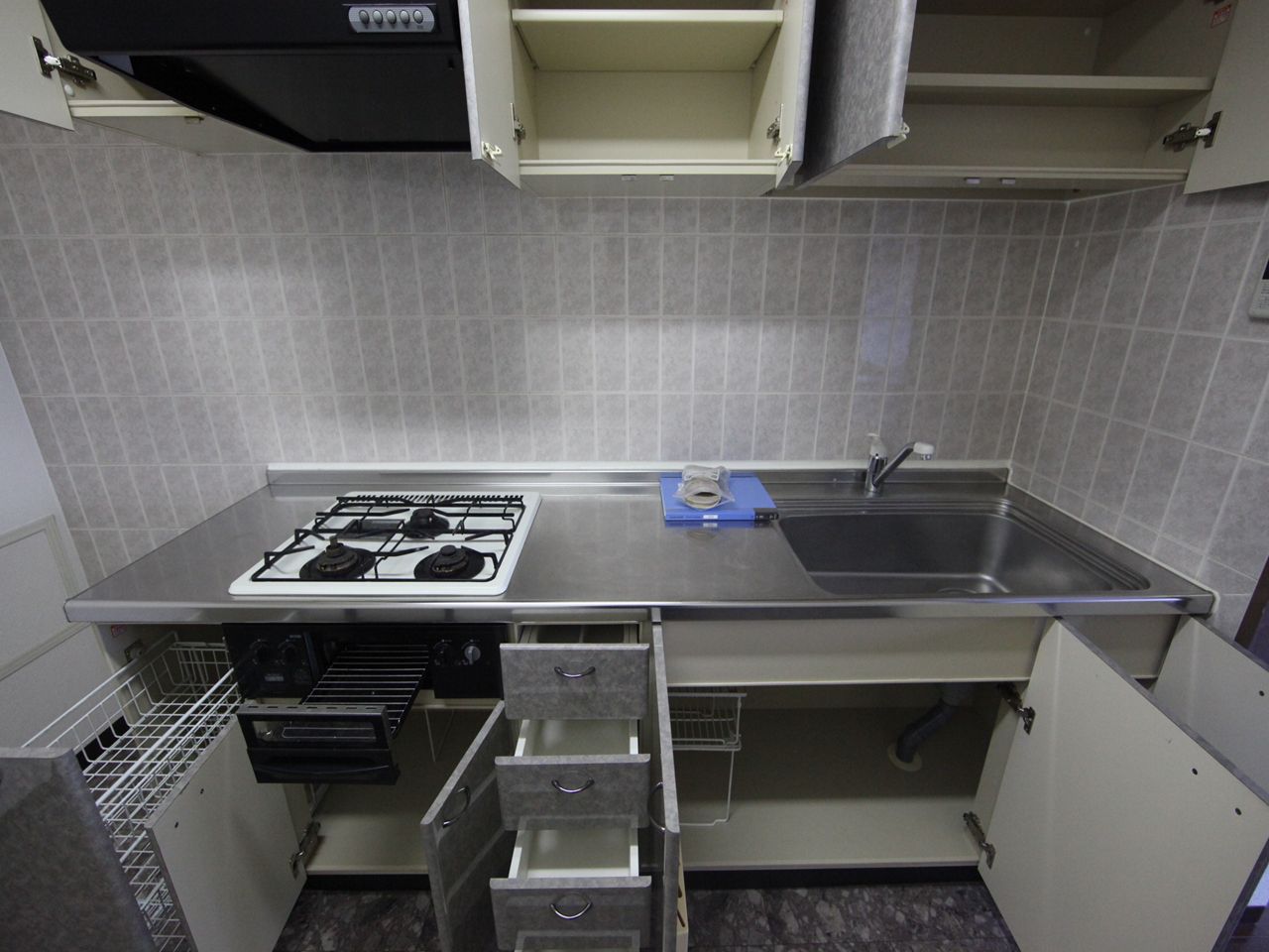 Kitchen. System kitchen (gas 3-burner stove ・ With grill)