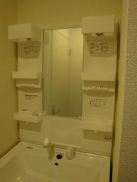 Wash basin, toilet.  2013.12.20 Shooting