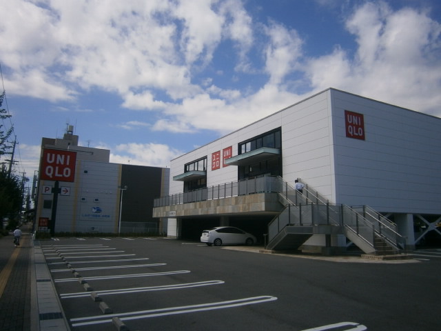 Shopping centre. 880m to UNIQLO white-walled shop (shopping center)