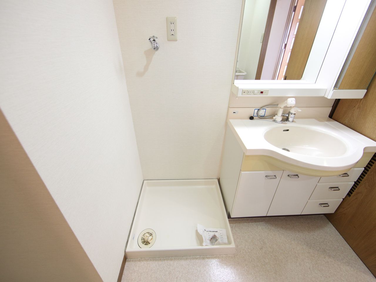 Washroom. Dressing room Independent washbasin (with shampoo dresser) with a window (ventilation good