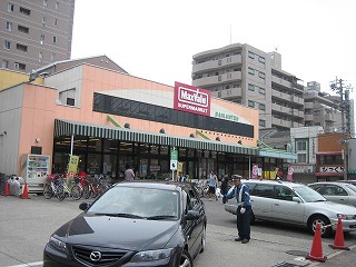Shopping centre. Makkusubaryu until the (shopping center) 728m