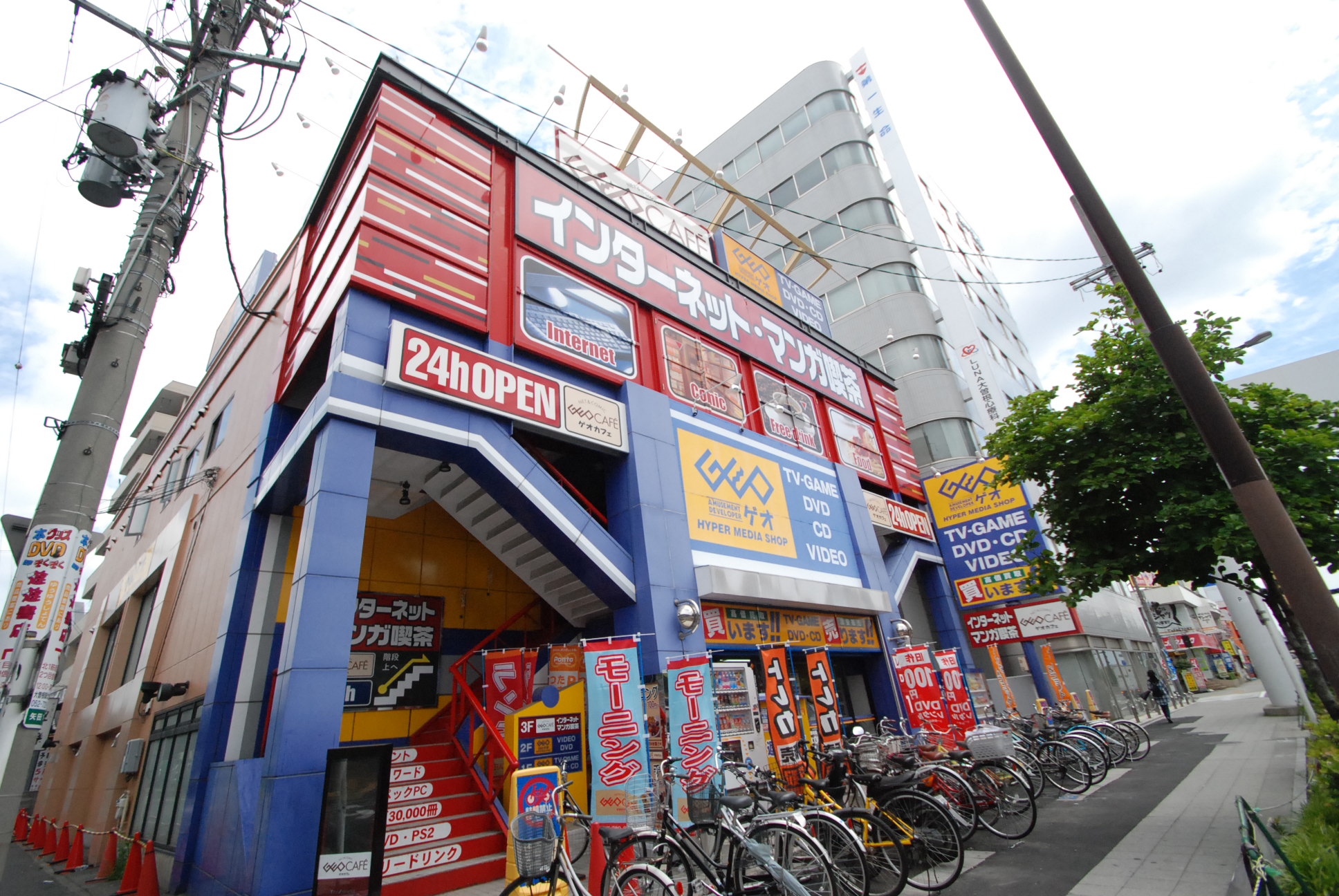 Rental video. GEO Nagoya Ozone shop 416m up (video rental)